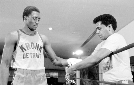 Emanuel Steward tapes up Tommy Hearns